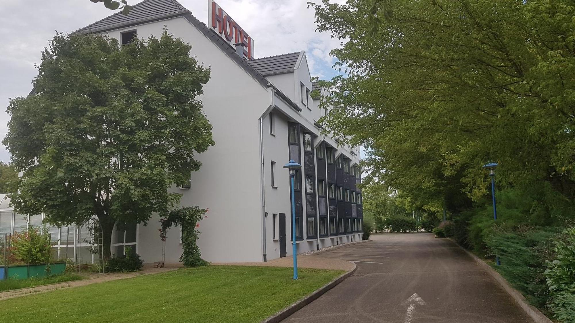 Hotel Restaurant La Tour Romaine - Haguenau - Strasbourg Nord Schweighouse-sur-Moder Екстериор снимка