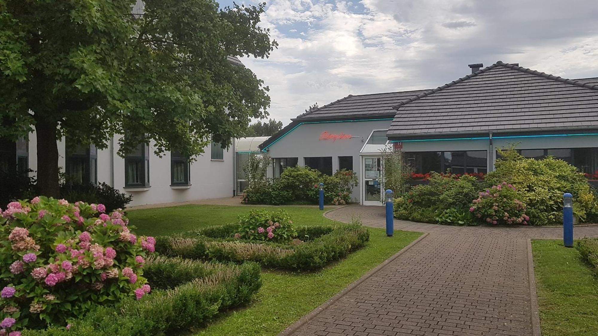 Hotel Restaurant La Tour Romaine - Haguenau - Strasbourg Nord Schweighouse-sur-Moder Екстериор снимка