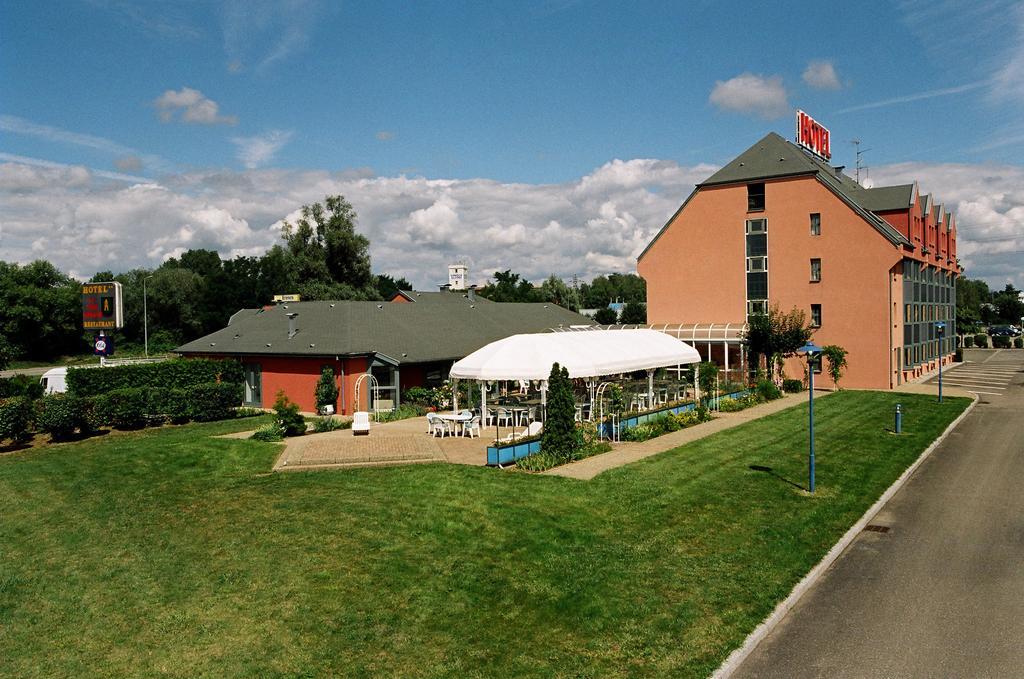 Hotel Restaurant La Tour Romaine - Haguenau - Strasbourg Nord Schweighouse-sur-Moder Екстериор снимка
