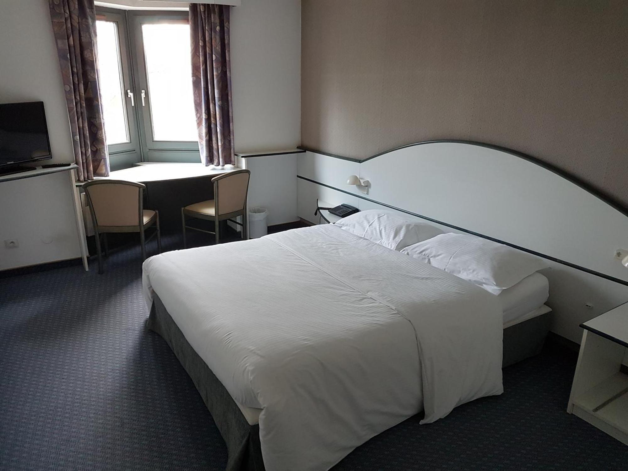 Hotel Restaurant La Tour Romaine - Haguenau - Strasbourg Nord Schweighouse-sur-Moder Екстериор снимка